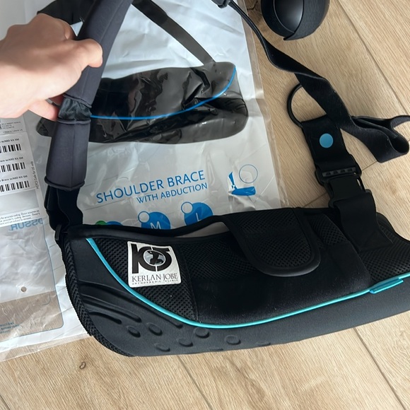 Form Fit Sling Shoulder Brace - Picture 2 of 5